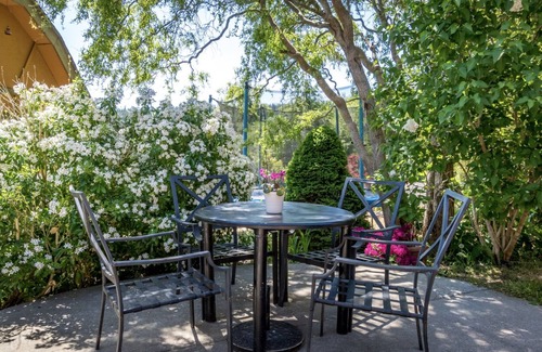 West Porpoise Bay House | Bright 3-Bedroom West Coast Rancher with Ocean Views