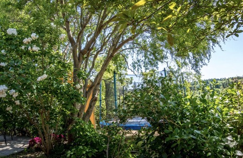 West Porpoise Bay House | Bright 3-Bedroom West Coast Rancher with Ocean Views