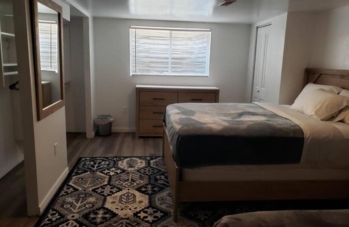 White City Apartment | Bright 3-Bedroom Suite Ideal for Families Near the Mountains