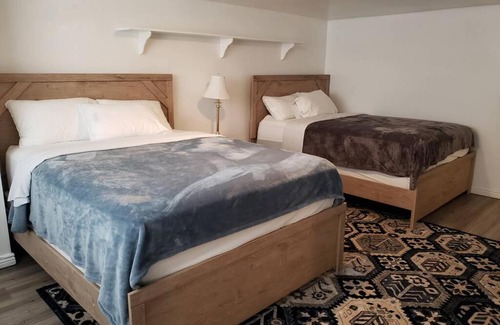 White City Apartment | Bright 3-Bedroom Suite Ideal for Families Near the Mountains
