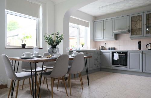 Clapham House | Comfortable 4 Bed House with Private Parking for Families