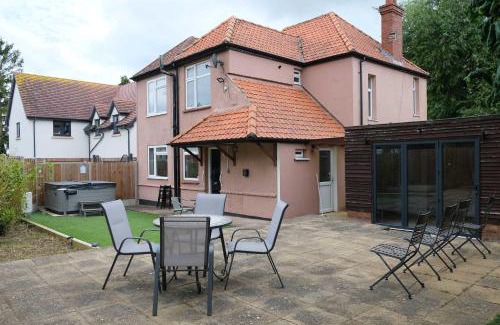 Clapham House | Comfortable 4 Bed House with Private Parking for Families