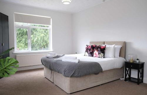 Clapham House | Comfortable 4 Bed House with Private Parking for Families
