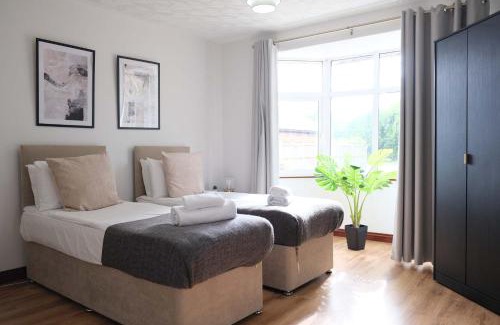 Clapham House | Comfortable 4 Bed House with Private Parking for Families
