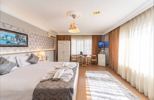 Sultanahmet House | Inviting Apartment Steps from Blue Mosque with Breakfast
