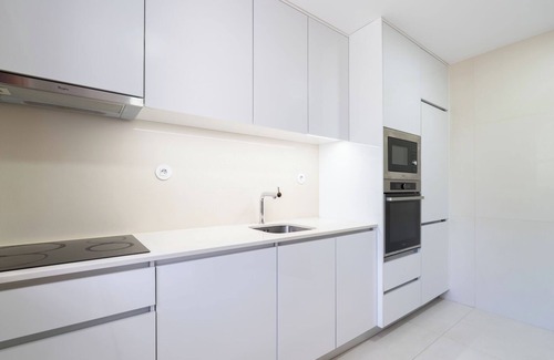 Ramalde Apartment | Bright and Spacious Flat by Host Wise