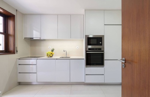 Ramalde Apartment | Bright and Spacious Flat by Host Wise