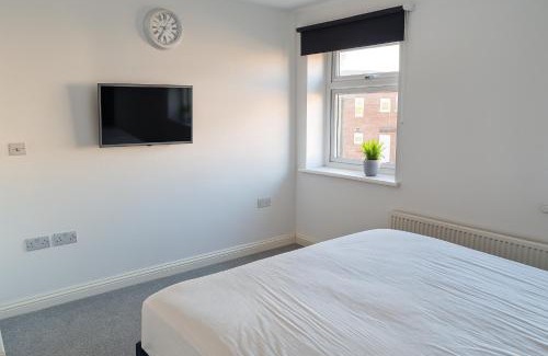 London Borough of Hounslow House | Bright and Spacious King & Double Rooms, Free Private Parking, Close to Heathrow