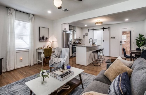 North Central Carrollton House | Bright and Spacious 3 BR 2 BR