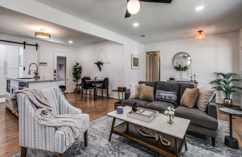 North Central Carrollton House | Bright and Spacious 3 BR 2 BR