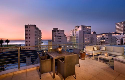 Three Anchor Bay Apartment | Stylish Beachfront Apartment with Ocean View and Family Amenities