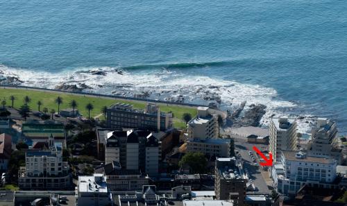 Three Anchor Bay Apartment | Stylish Beachfront Apartment with Ocean View and Family Amenities