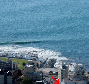 Three Anchor Bay Apartment | Stylish Beachfront Apartment with Ocean View and Family Amenities