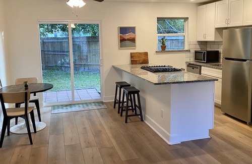Austin House | Stylish Two Bedroom Home with Breakfast in South Austin