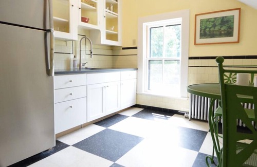 West End Apartment | Sunny Apartment in Victorian Cottage with Kitchen Amenities