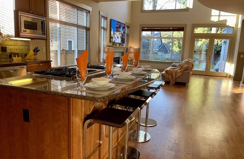 Kirkland House | Bright South Rose Hill Home with Spa Near Downtown Kirkland