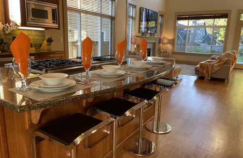 Kirkland House | Bright South Rose Hill Home with Spa Near Downtown Kirkland