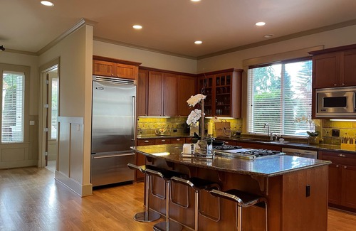 Kirkland House | Bright South Rose Hill Home with Spa Near Downtown Kirkland