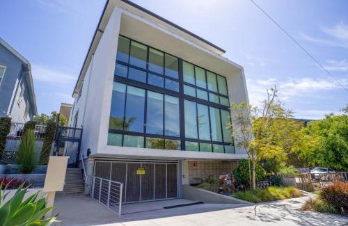 Bankers Hill House | Bright & Trendy 2-Story Condo in Bankers Hill, Rated 9.5