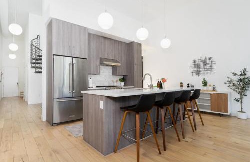 Bankers Hill House | Bright & Trendy 2-Story Condo in Bankers Hill, Rated 9.5