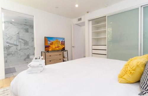 Bankers Hill House | Bright & Trendy 2-Story Condo in Bankers Hill, Rated 9.5