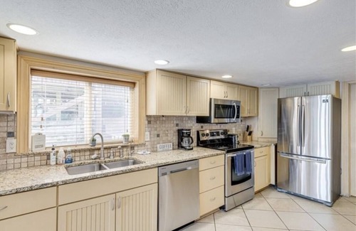 Portage Lakes House | Bright Home on Portage Lakes with Spa & Hot Tub Access