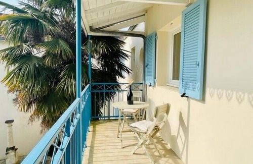 La Rochelle Apartment | Inviting Nest in La Rochelle with Breakfast & Family Amenities