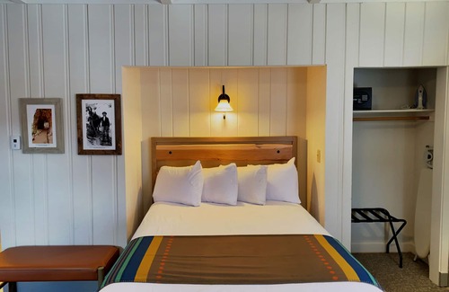 Grand Canyon Village Cabin | Explore Bright Angel Lodge – Ideal Stay Inside the Park