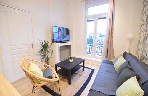 Valenciennes Apartment | Bright Apartment in Hypercenter with Kitchen & Breakfast