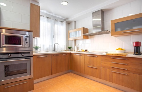 Centro Apartment | Bright Apartment in Malaga with Spa and Family Amenities