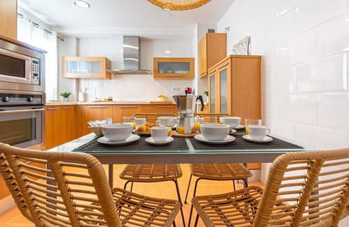Centro Apartment | Bright Apartment in Malaga with Spa and Family Amenities
