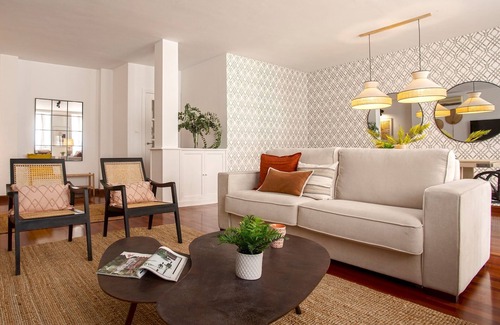 Centro Apartment | Bright Apartment in Malaga with Spa and Family Amenities