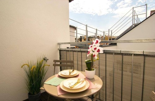 Margareten Apartment | Bright Apartment Naschmarkt: Family-Friendly & Accessible Stay
