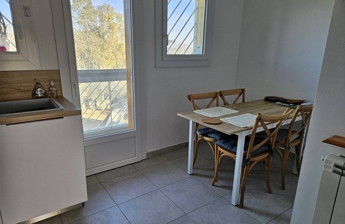 Le Pradet Apartment | Relaxing Beachside Apartment with Kitchen & Breakfast Included