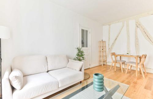 Clignancourt Apartment | Cozy Apartment Steps from Sacré Coeur in Paris
