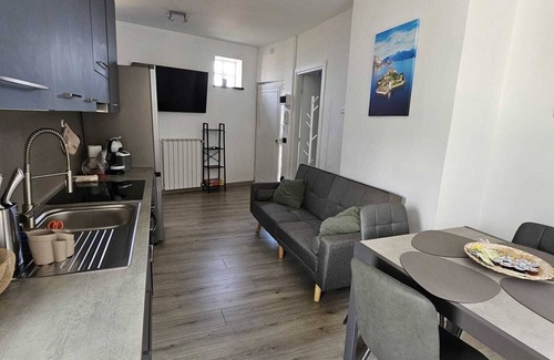 Meina Apartment | Bright apartment overlooking Lake Maggiore in the center of the village of Meina