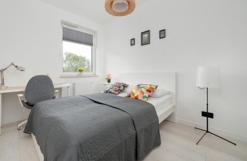 Lodz Apartment | Bright Apartment with Balcony Close to the Poniatowski Park Łódź by Noclegi Renters