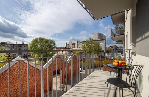 Lodz Apartment | Bright Apartment with Balcony Close to the Poniatowski Park Łódź by Noclegi Renters