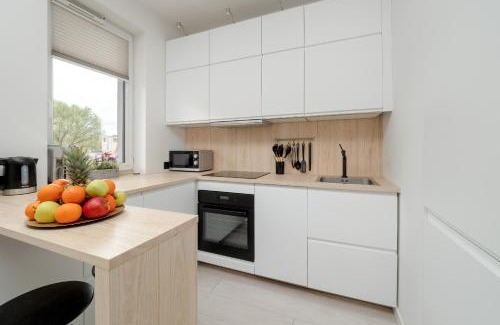Lodz Apartment | Bright Apartment with Balcony Close to the Poniatowski Park Łódź by Noclegi Renters
