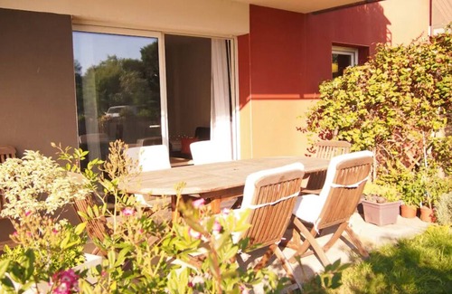 Sene Apartment | Bright Garden Apartment - Perfect for Families and Pets