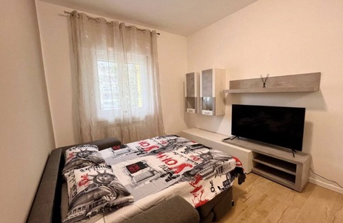 Barriera Vecchia-San Giacomo Apartment | Bright Apartment with Private Parking and Family-Friendly Perks