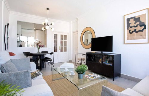 Encarnacion-Regina Apartment | Modern Apartment Near Metrosol with Spa & Breakfast