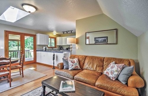 Banks Apartment | Bright Apartment with Deck near Oregon Wine Country