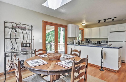 Banks Apartment | Bright Apartment with Deck near Oregon Wine Country