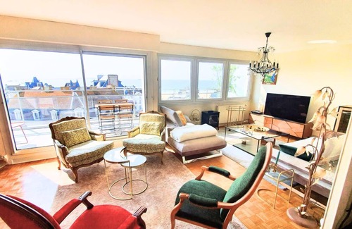 Parame Apartment | Bright Apartment with Balcony and Panoramic City Views
