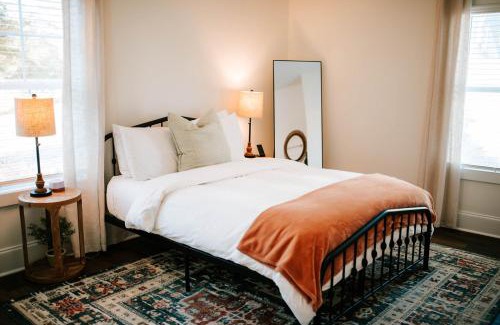Athens House | Bright Artist's Cottage - 4BR, Family-Friendly Retreat