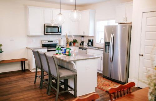 Athens House | Bright Artist's Cottage - 4BR, Family-Friendly Retreat
