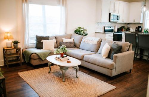 Athens House | Bright Artist's Cottage - 4BR, Family-Friendly Retreat