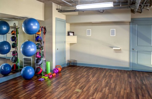 Barton Heights Apartment | Bright Barton Springs 1BR w/ Gym, Pool & W/D, nr Zilker, by Blueground