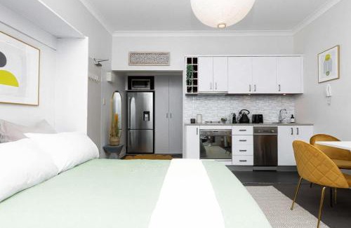 North Bondi Apartment | Bright Beachfront Studio with Terrace and Ocean Views